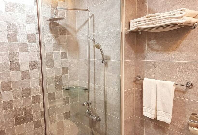 اتاق لوکس با چشمانداز دریا, Homers