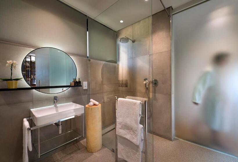 اتاق لوکس, The Peech