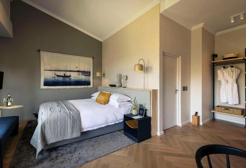 اتاق استاندارد, The Peech