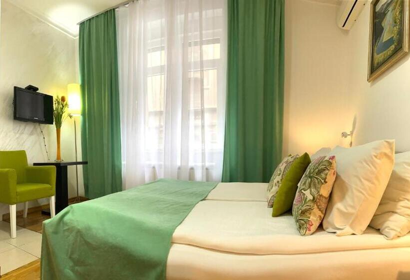 Camera Standard, Villa Forever