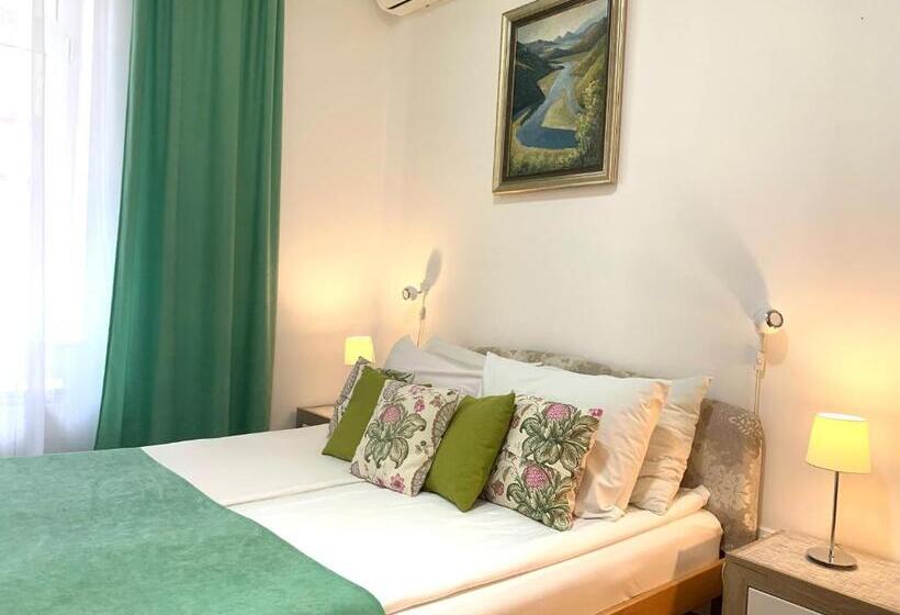 Camera Standard, Villa Forever