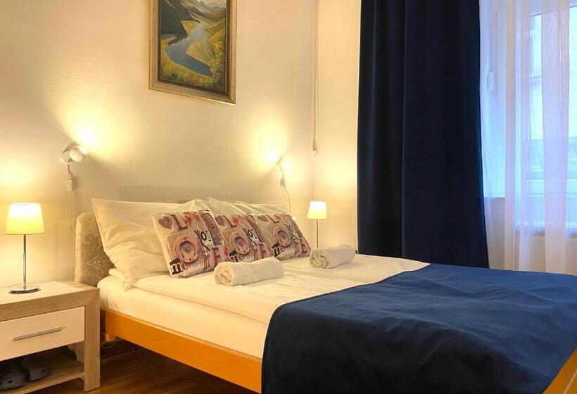 Camera Standard, Villa Forever