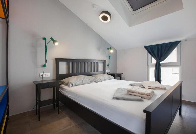 غرفة ديلوكس مزودة بشرفة, Subtub Hostel Makarska