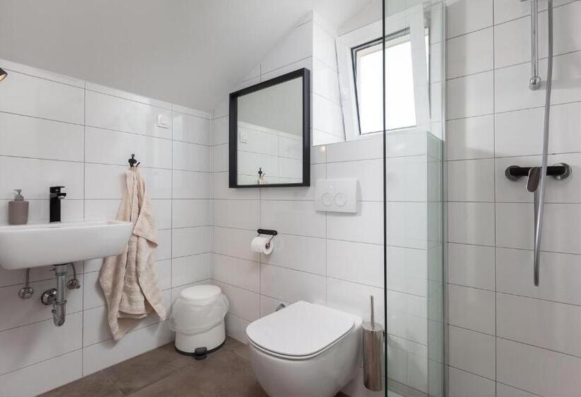 غرفة ديلوكس مزودة بشرفة, Subtub Hostel Makarska