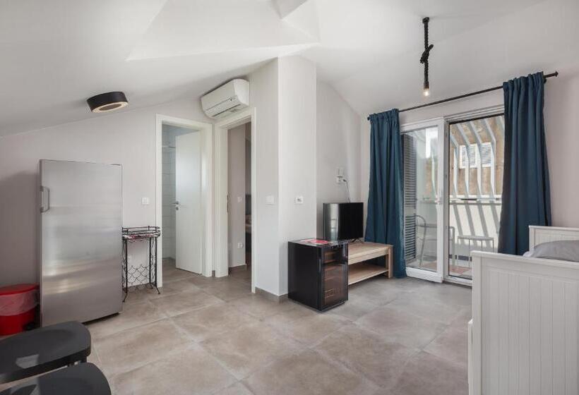 غرفة ديلوكس مزودة بشرفة, Subtub Hostel Makarska