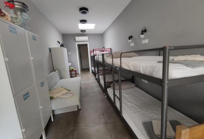 Кровать в Общей Комнате, Subtub Hostel Makarska