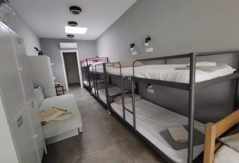 Vuode Makuusalissa, Subtub Hostel Makarska