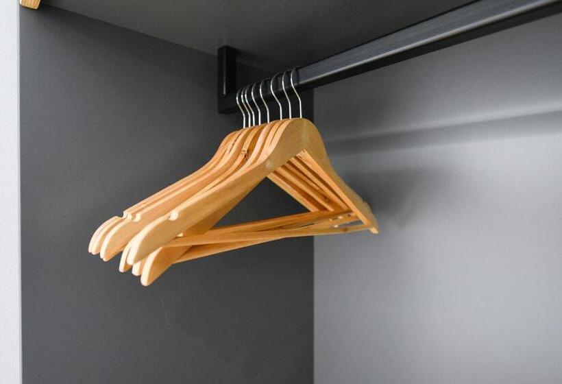 חדר משפחתי, Arya By Mauro