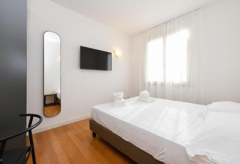 חדר משפחתי, Arya By Mauro