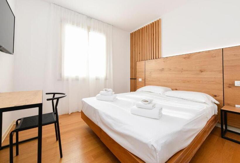 חדר משפחתי, Arya By Mauro