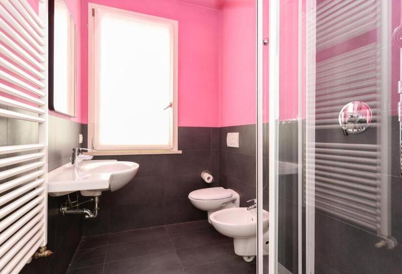 חדר משפחתי, Arya By Mauro