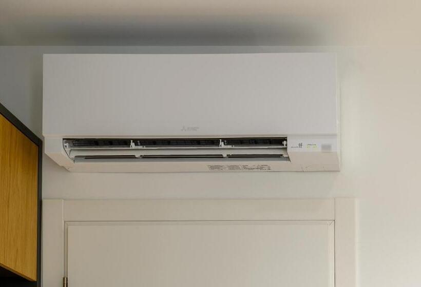 חדר משפחתי, Arya By Mauro