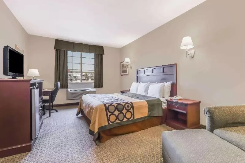 Standard-huone King-vuode, Super 8 By Wyndham Alvarado