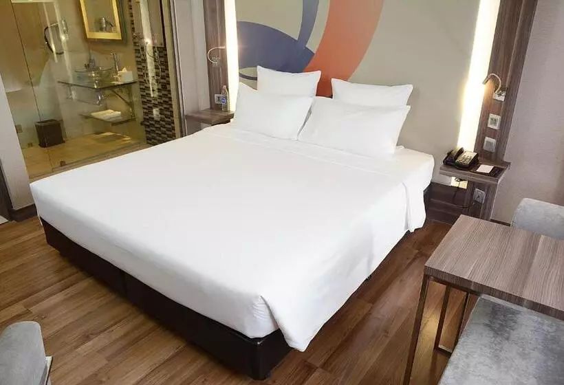 キングサイズベッドのスタンダードルーム, Novotel Bangkok Impact
