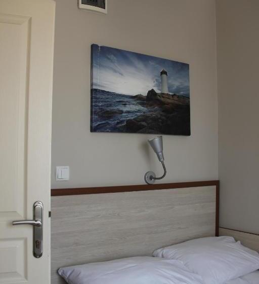 标准单人间, Crowded House