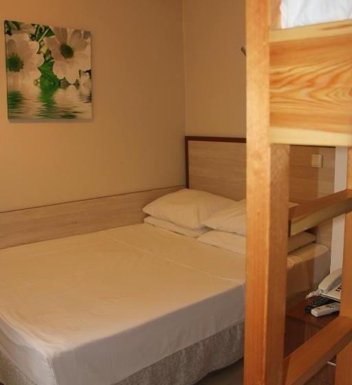 家庭间, Crowded House