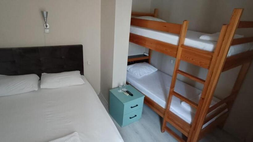 家庭间, Crowded House