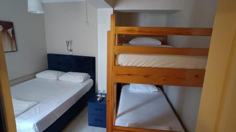 家庭间, Crowded House