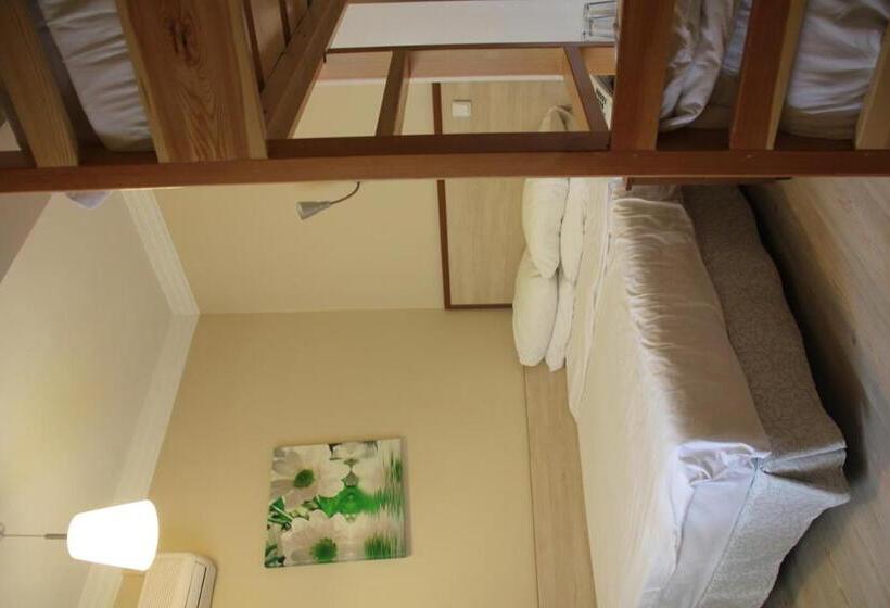 家庭间, Crowded House