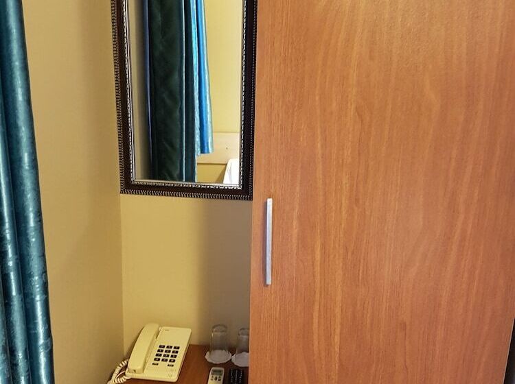 标准单人间, Crowded House