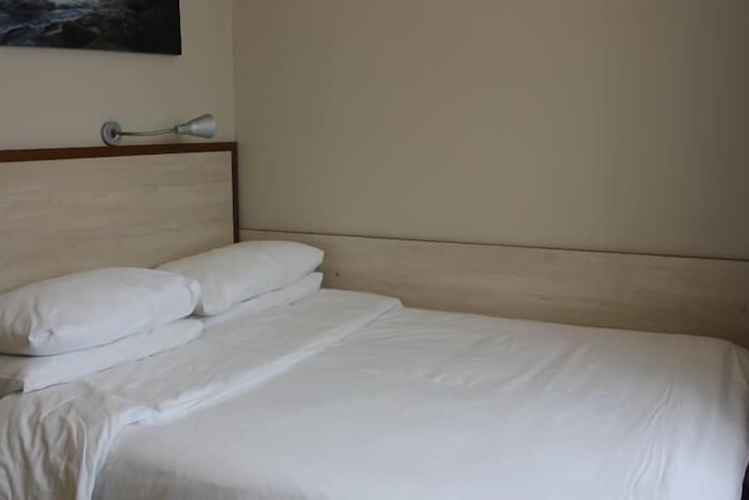 标准单人间, Crowded House