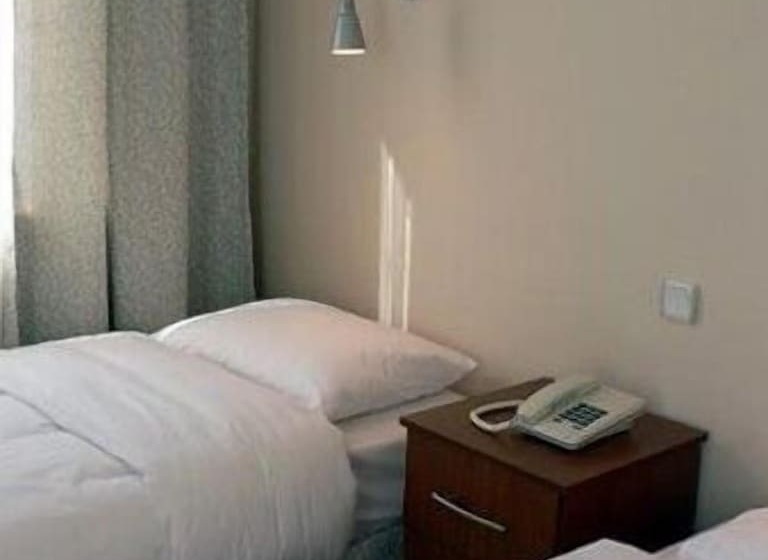 标准三人间, Crowded House