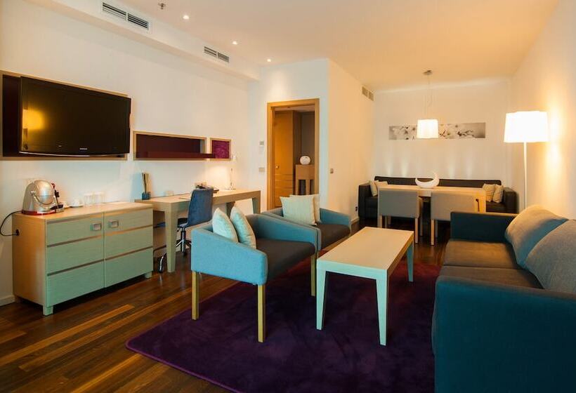 מיטת קינג בסוויטה, Doubletree By Hilton Hotel Oradea