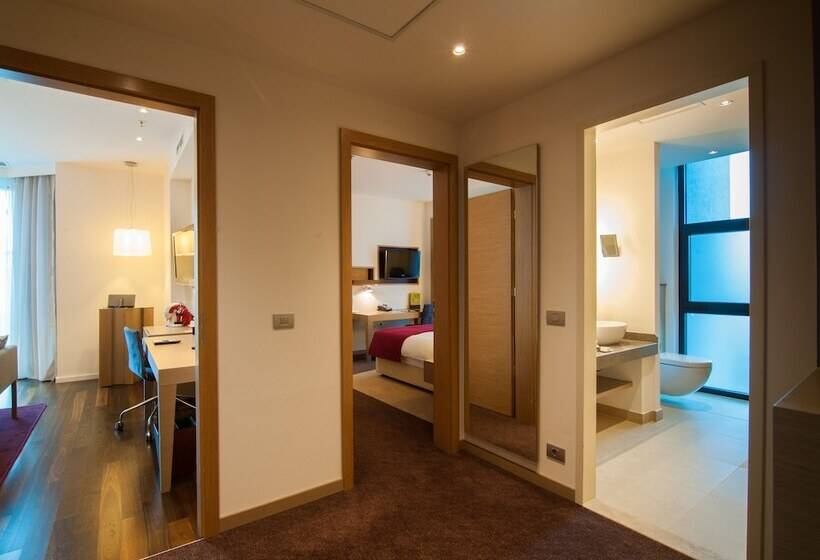 מיטת קינג בסוויטה, Doubletree By Hilton Hotel Oradea