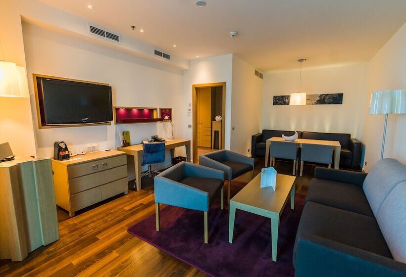 מיטת קינג בסוויטה, Doubletree By Hilton Hotel Oradea