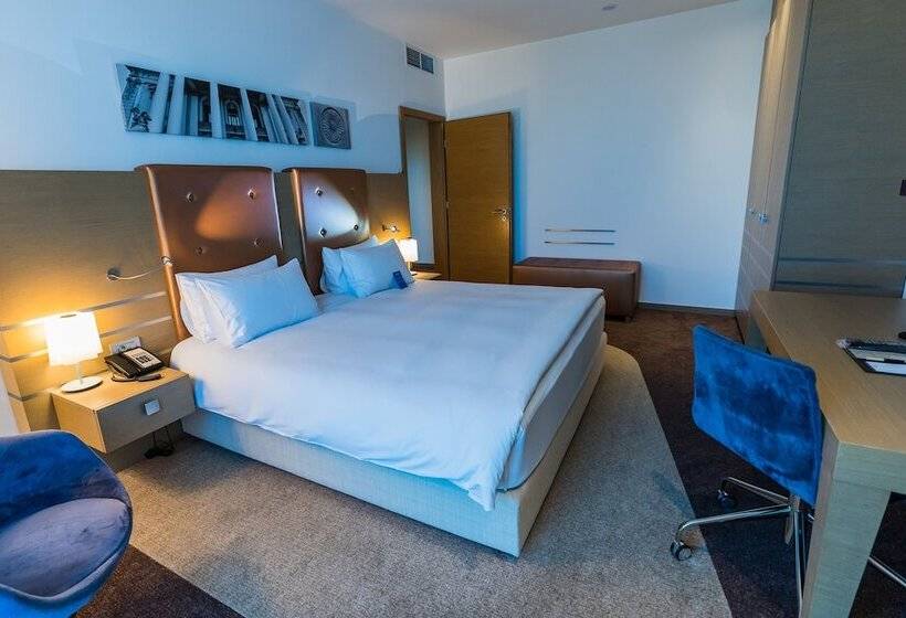 מיטת קינג בסוויטה, Doubletree By Hilton Hotel Oradea