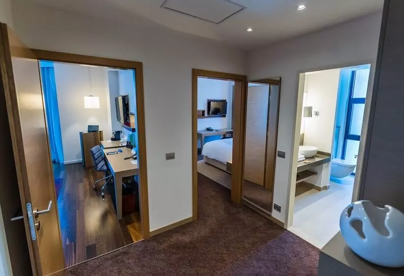 キングサイズベッドのスイートルーム, Doubletree By Hilton Hotel Oradea
