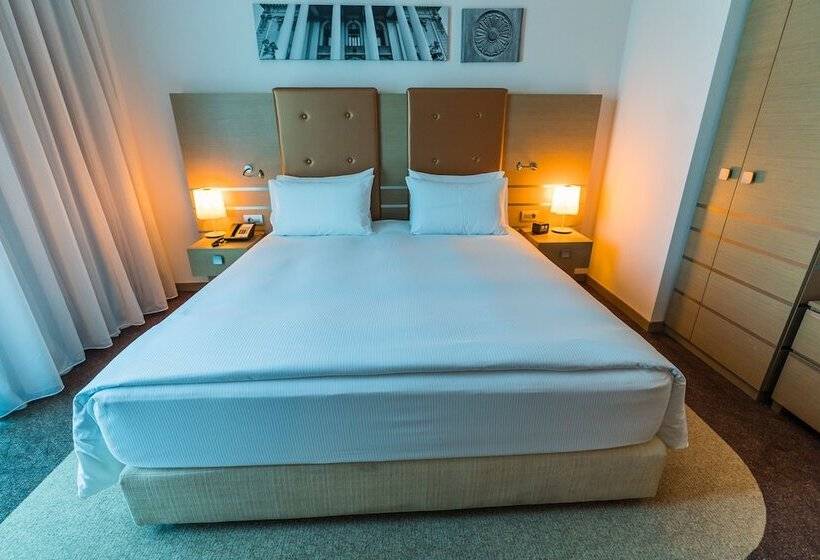מיטת קינג בסוויטה, Doubletree By Hilton Hotel Oradea