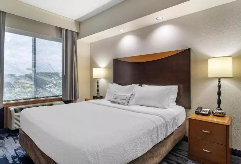 キングサイズベッドのスイートルーム, Fairfield Inn & Suites By Marriott Commerce