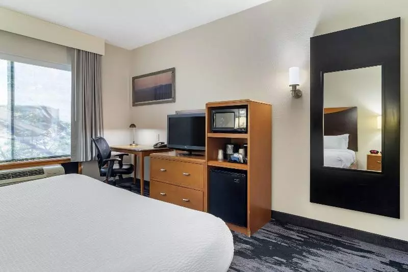 キングサイズベッドのスタンダードルーム, Fairfield Inn & Suites By Marriott Commerce