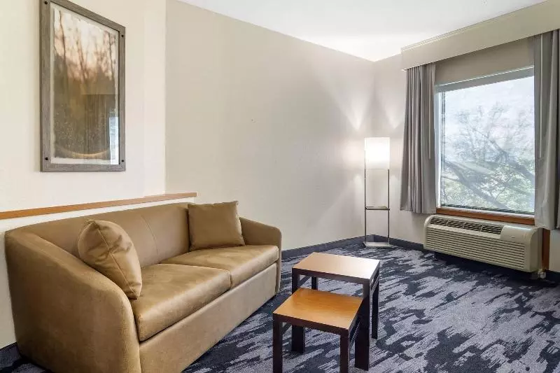 キングサイズベッドのスイートルーム, Fairfield Inn & Suites By Marriott Commerce