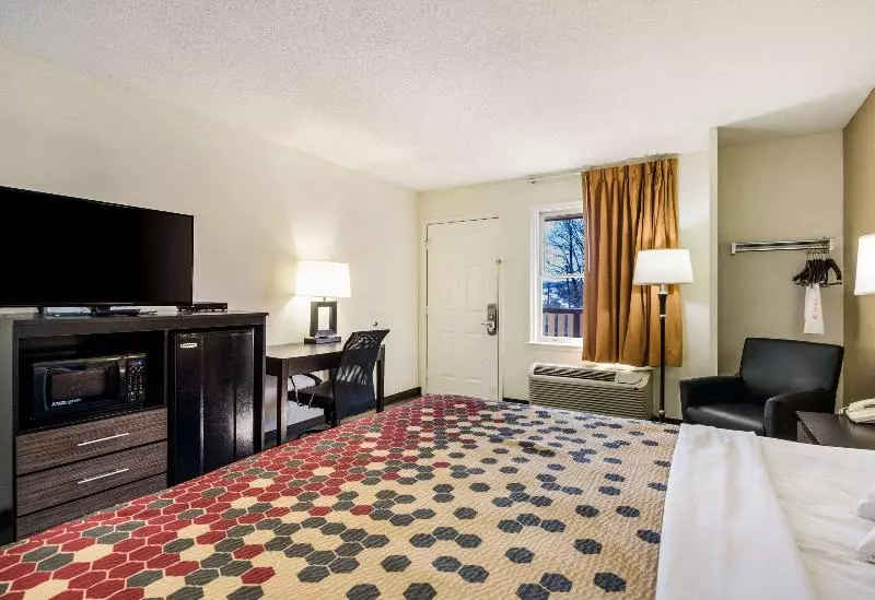 キングサイズベッドのスタンダードルーム, Econo Lodge Glade Springs I 81
