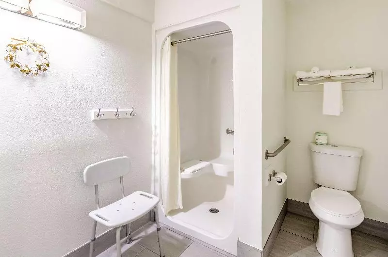キングサイズベッドのスタンダードルーム, Econo Lodge Glade Springs I 81
