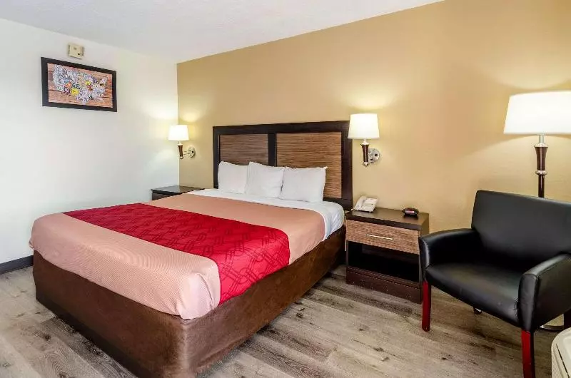 キングサイズベッドのスタンダードルーム, Econo Lodge Glade Springs I 81