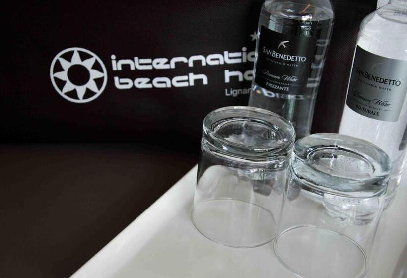 デラックススタジオ, International Beach