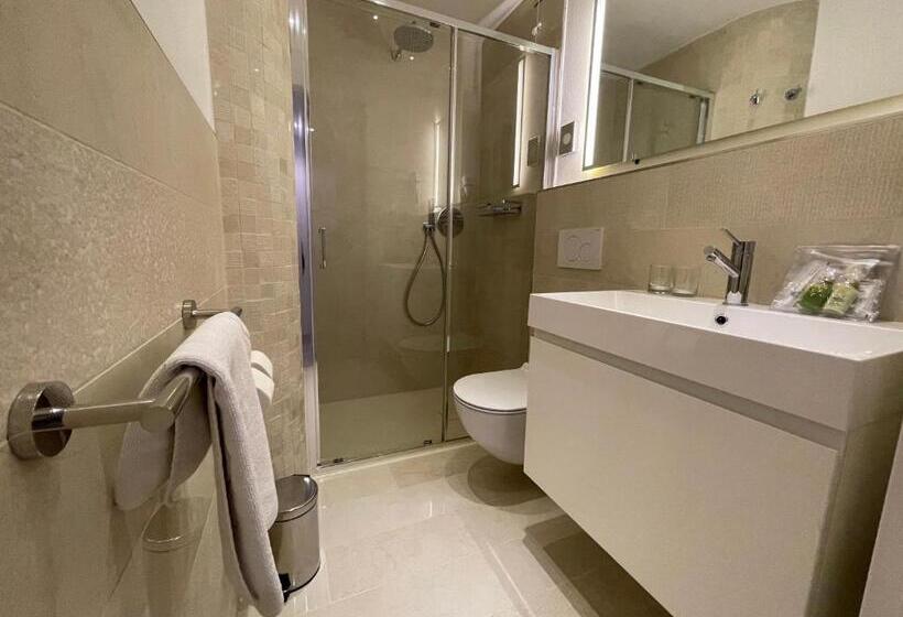 デラックススタジオ, International Beach