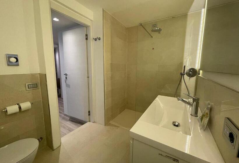 デラックススタジオ, International Beach