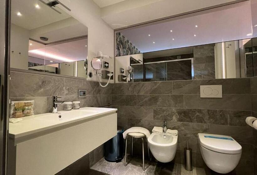 デラックススタジオ, International Beach