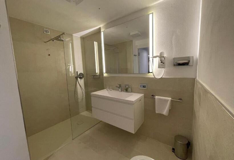 デラックススタジオ, International Beach