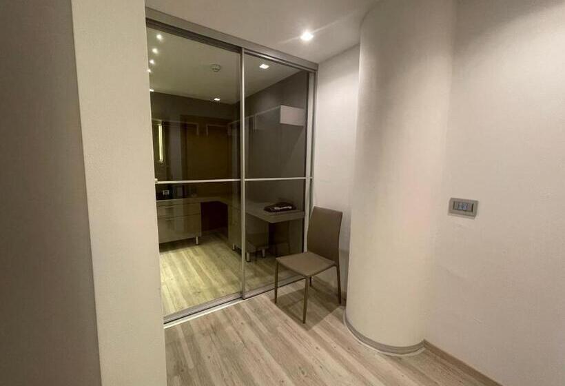 デラックススタジオ, International Beach