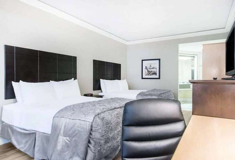 带2个双人床的标准工作室, Travelodge By Wyndham Troisrivieres