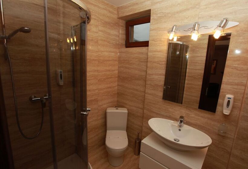 اتاق استاندارد, West Plaza