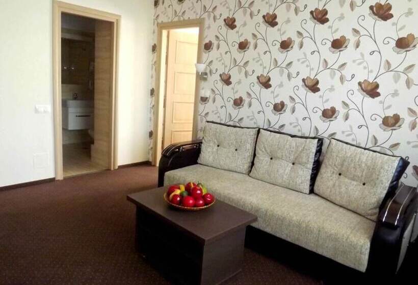 سوییت خانوادگی, West Plaza