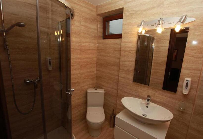 اتاق استاندارد, West Plaza