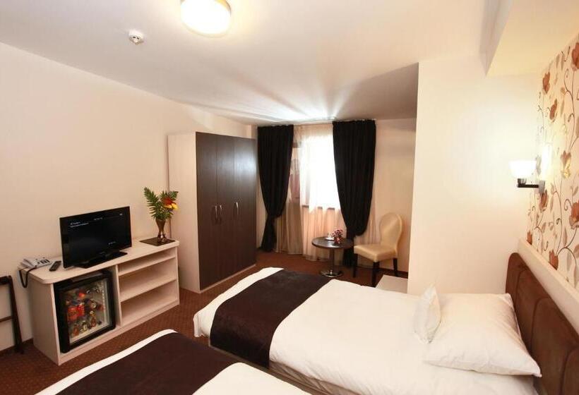 اتاق استاندارد, West Plaza