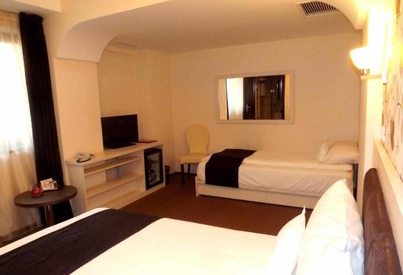 اتاق استاندارد سه نفره, West Plaza